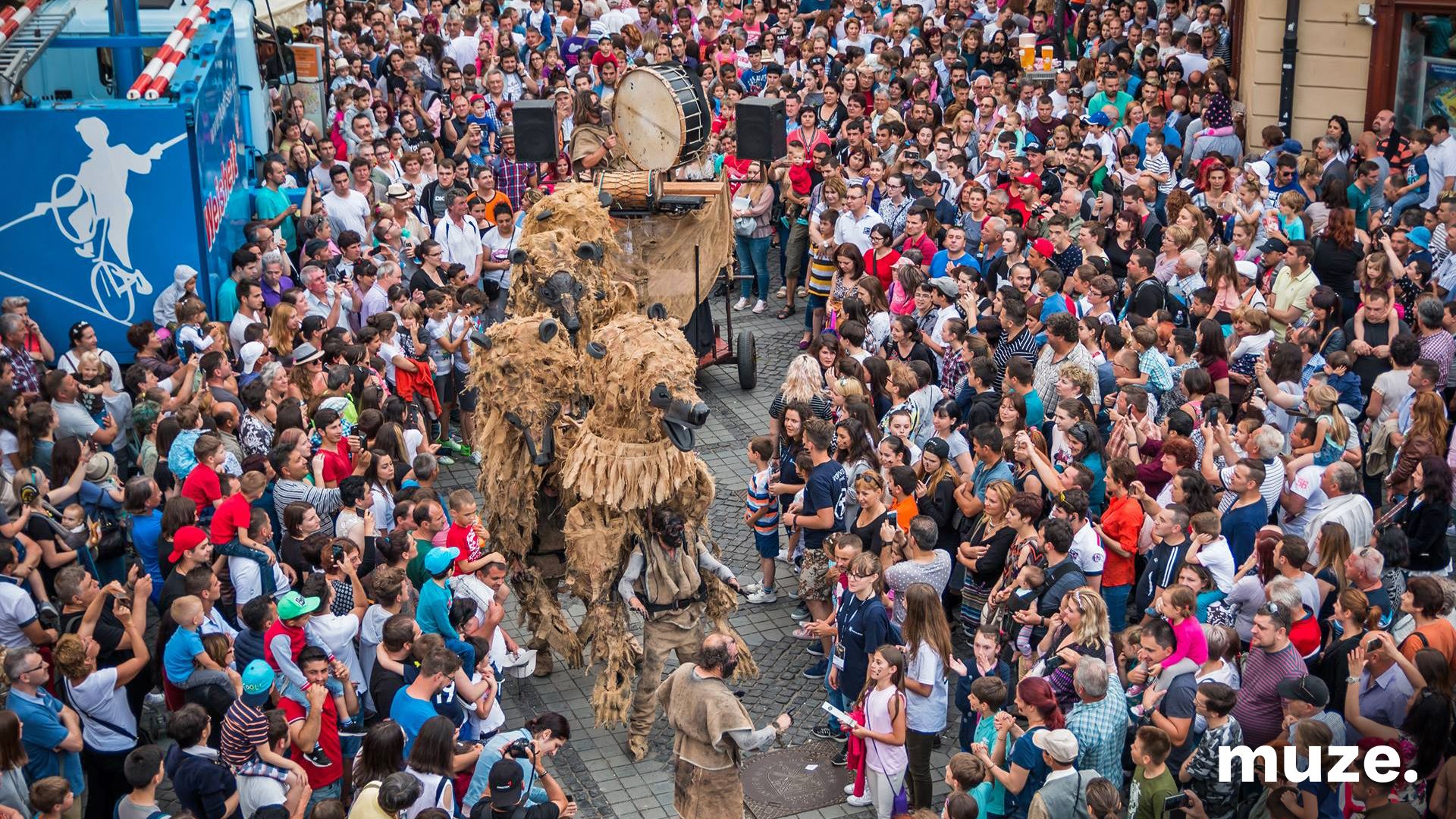 2391-Street Theatre - Bears of the Pyrenees