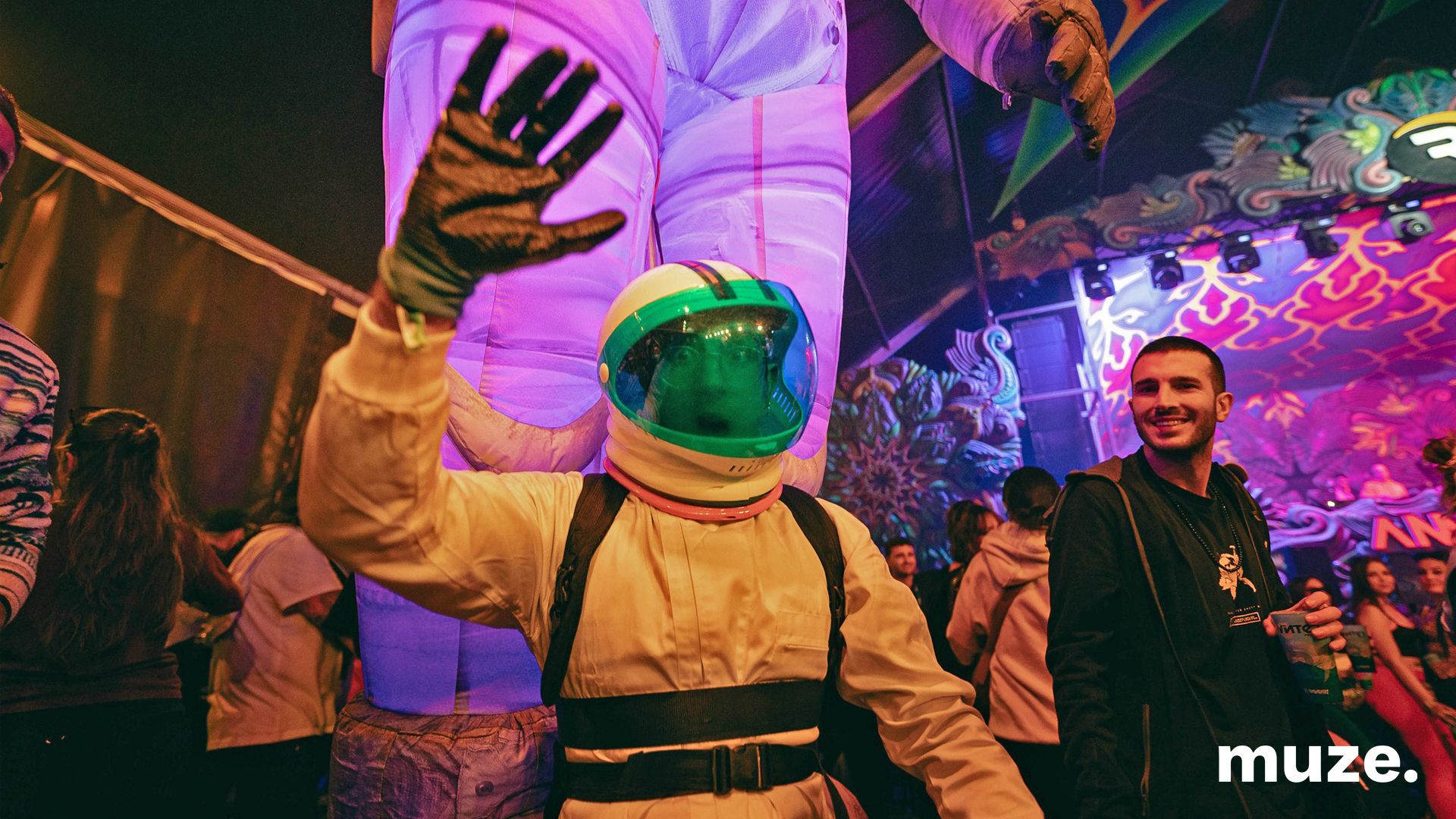 2481-Street Puppets - Space