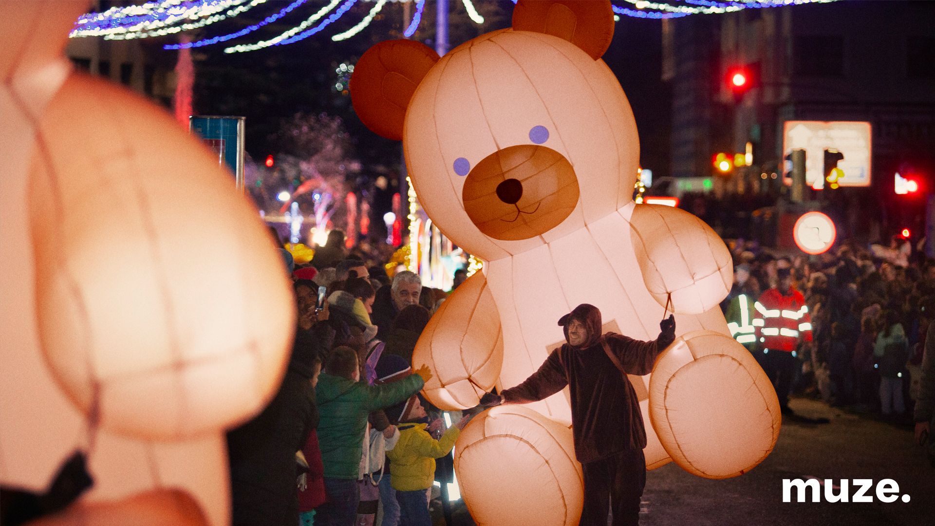 2778-Roaming Inflatables - Brown Giant Peluches 2
