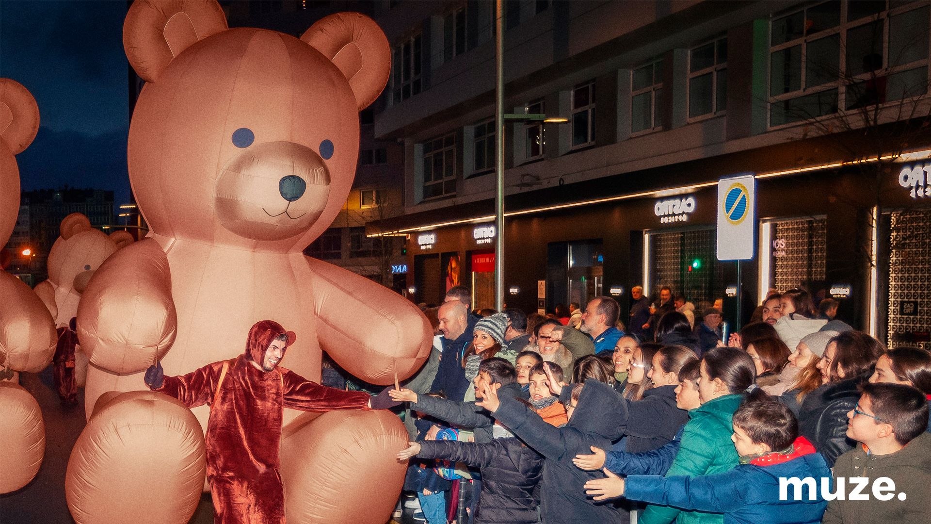 2778-Roaming Inflatables - Brown Giant Peluches 3