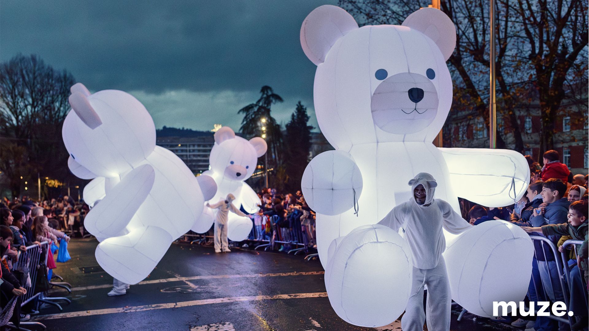 2778-Roaming Inflatables - White Giant Peluches