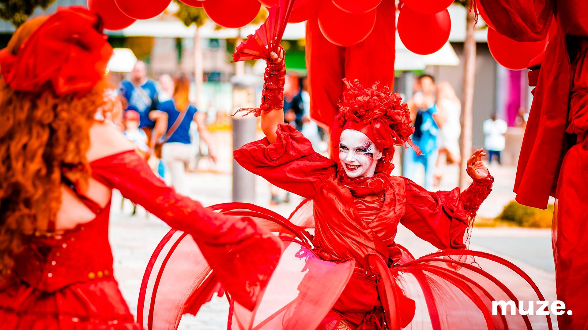 2906 - Roaming Parade - Red Hearts 3