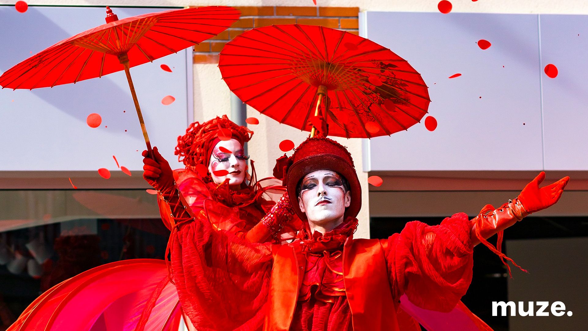 2906 - Roaming Parade - Red Hearts 4