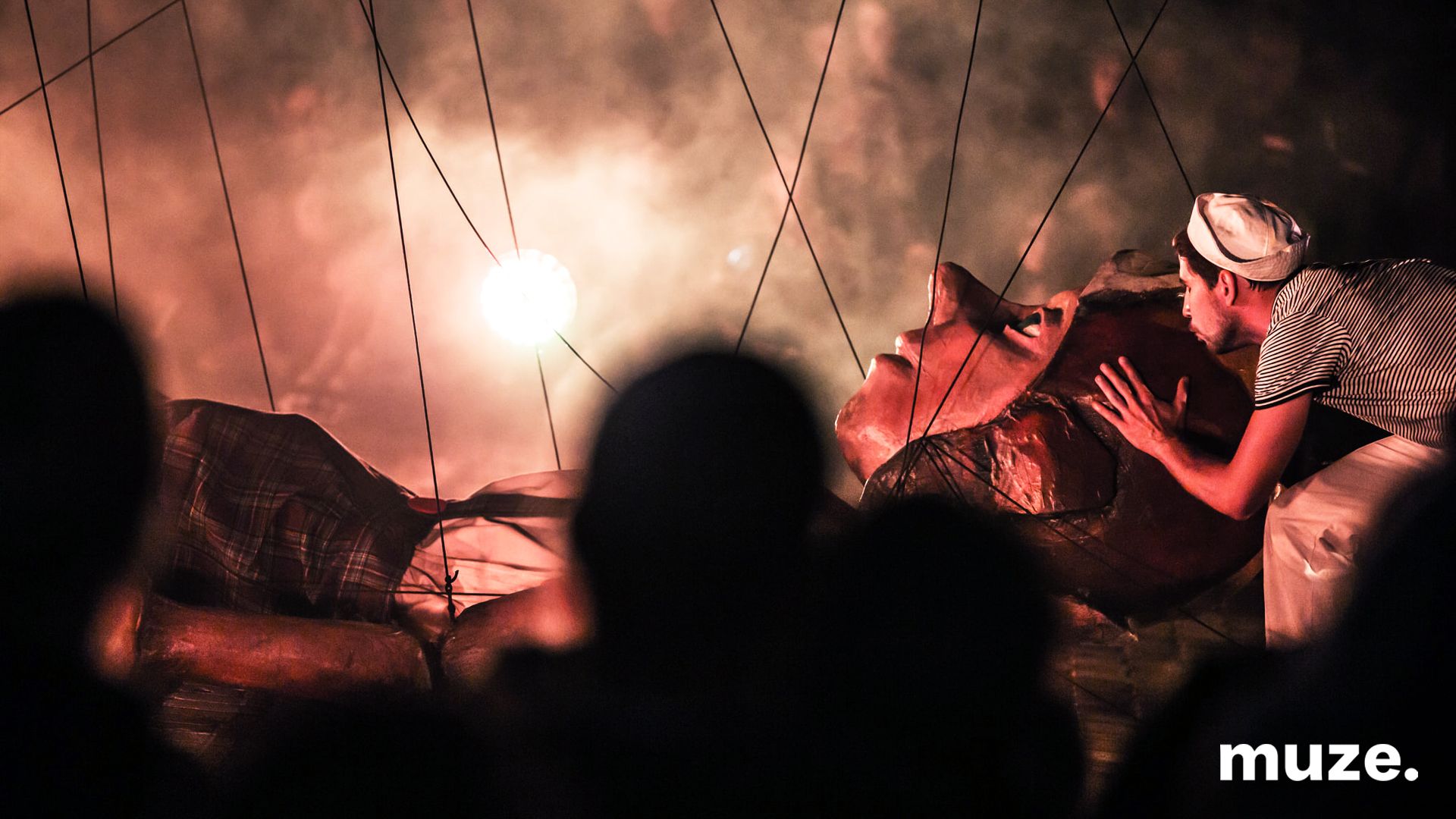 2983-Huge Puppets - Gulliver's Space Journey