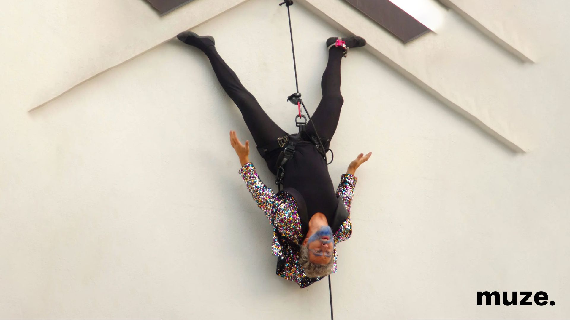 3096-Street Theatre Acrobatics - L'omino blu