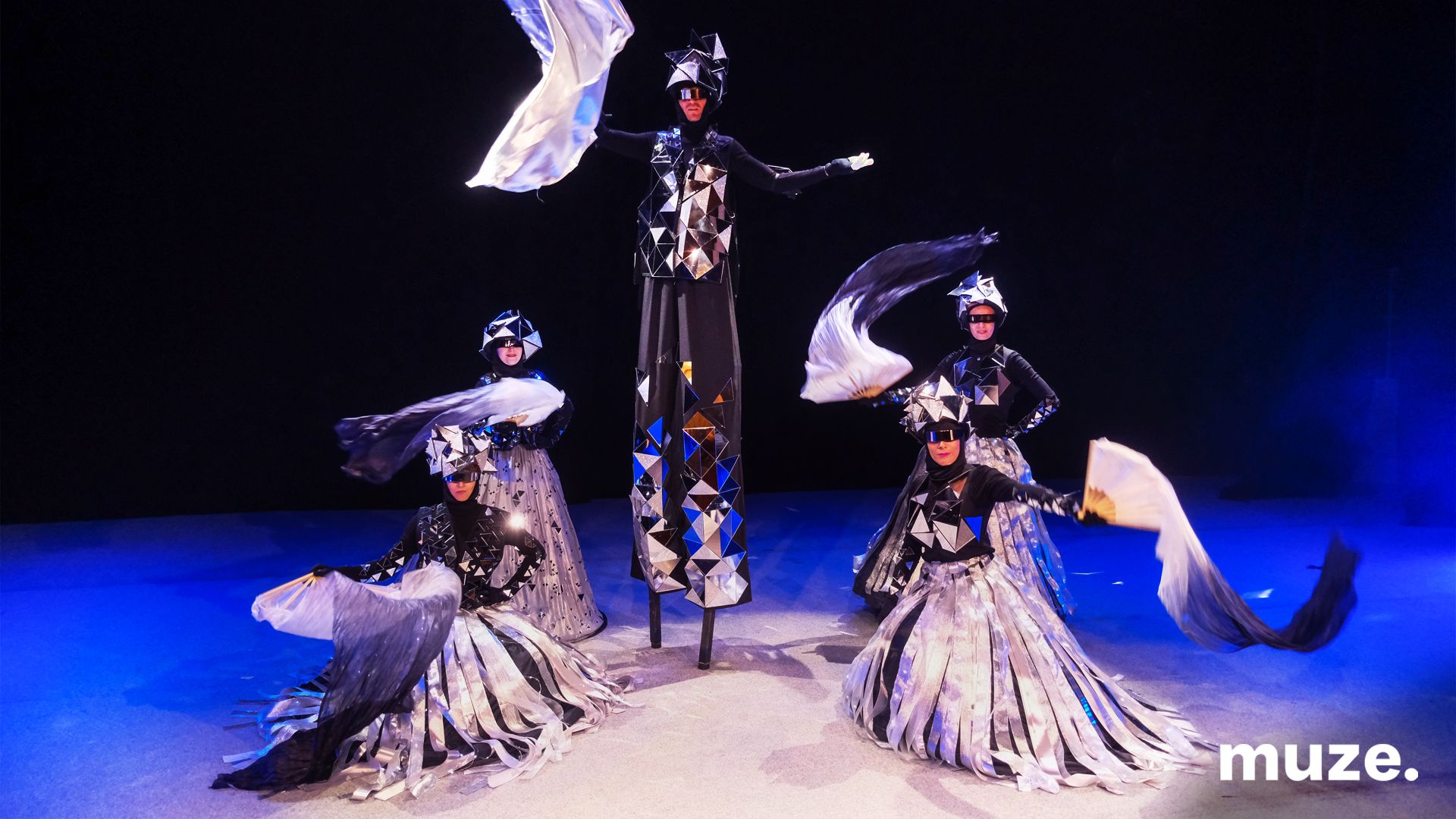 3107-Roaming Crystal Stilt Walkers & Dancers