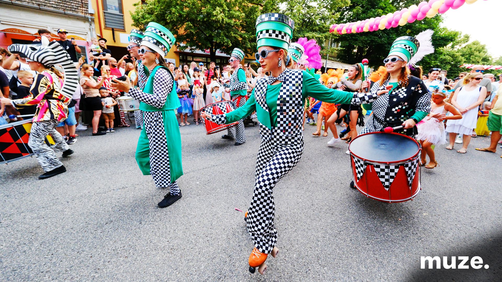 3107-Roaming Musicians - Checkboard Drummers 3