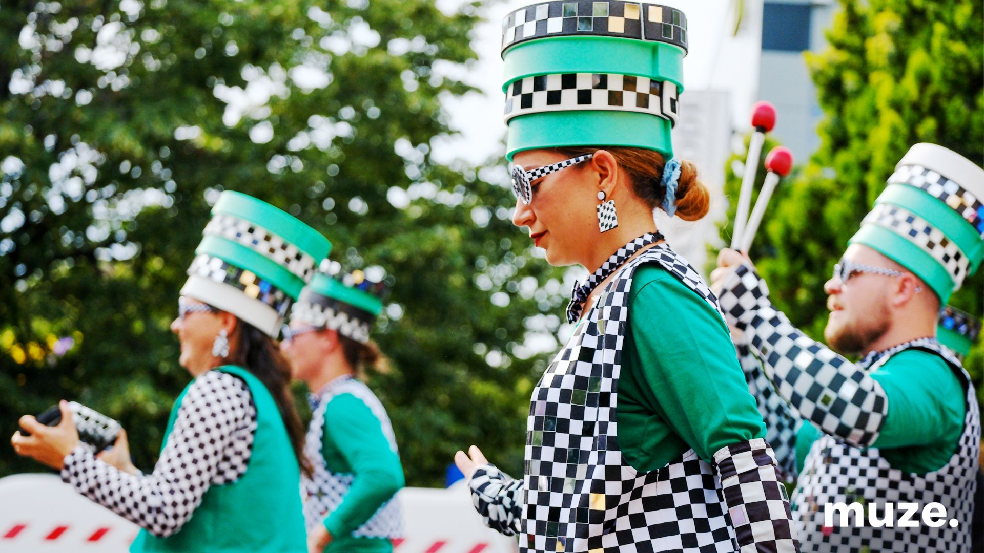 3107-Roaming Musicians - Checkboard Drummers