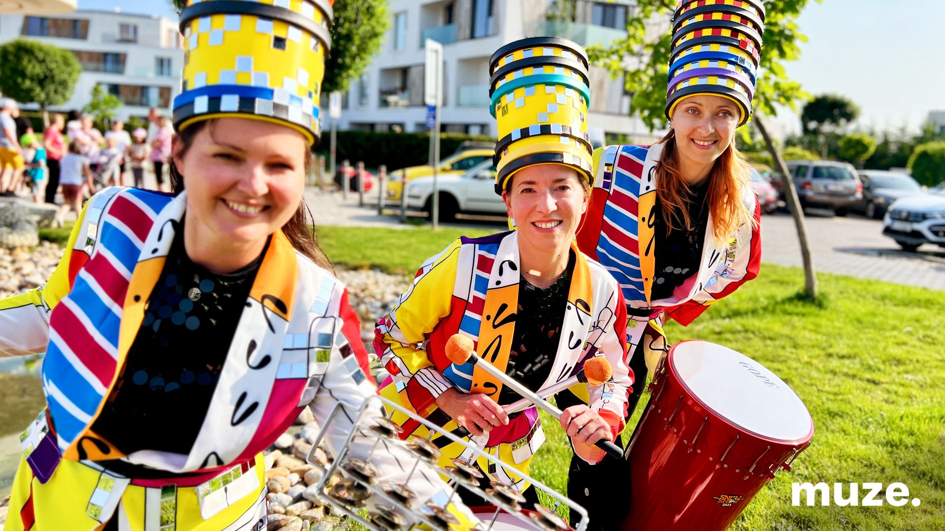 3107-Roaming Musicians - Colorful Drummers 3