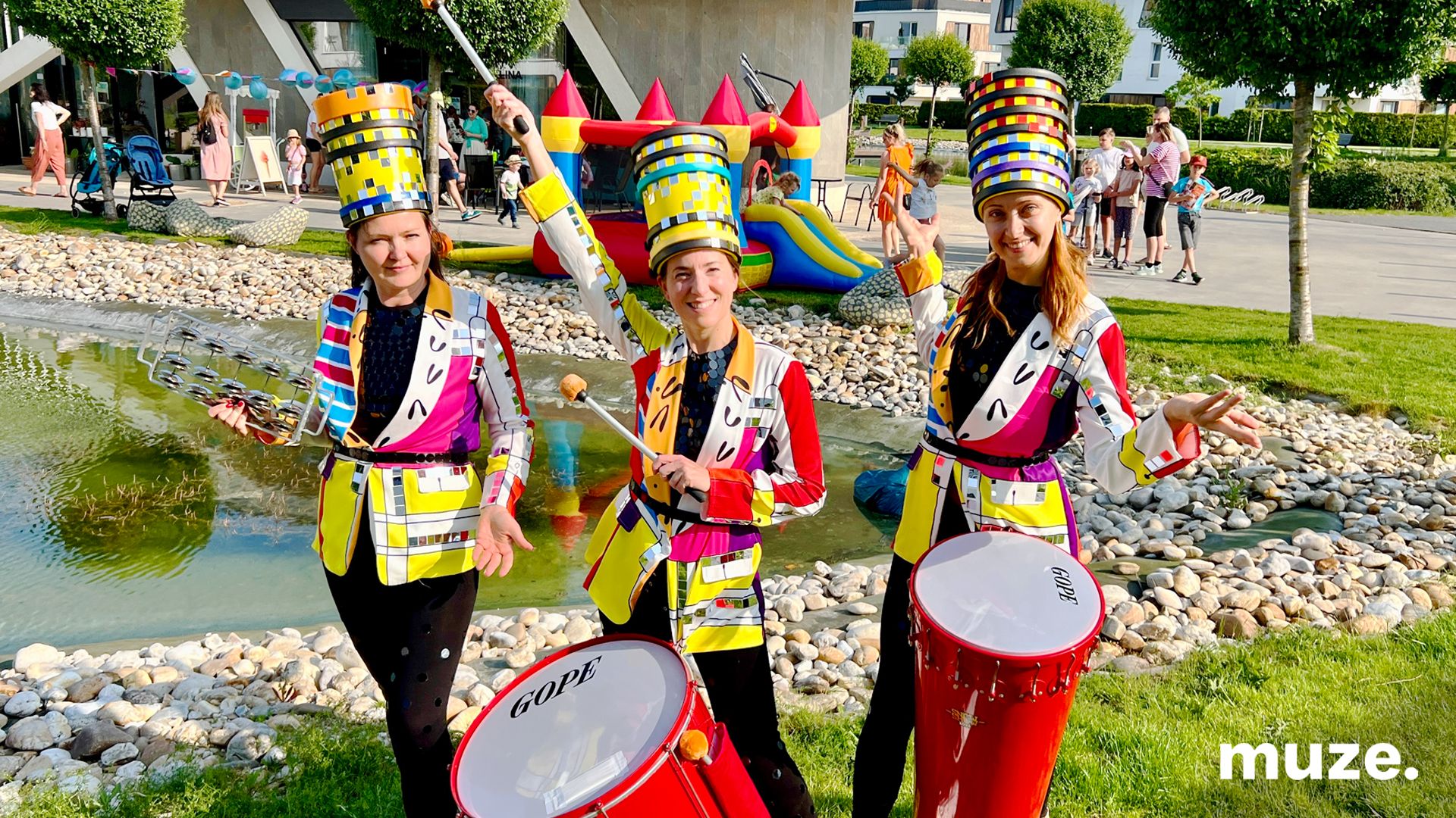 3107-Roaming Musicians - Colorful Drummers