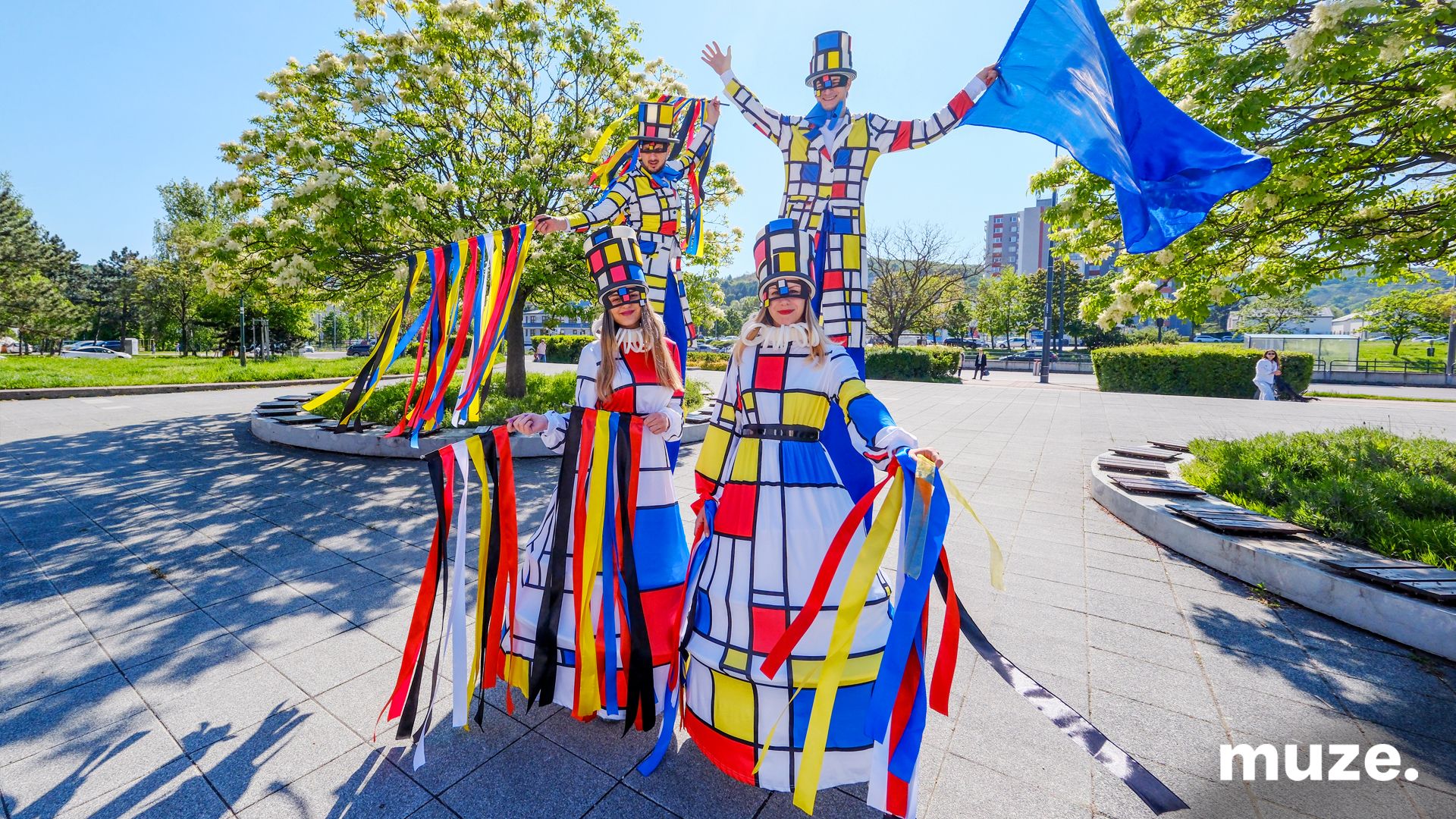 3107-Roaming Parade - Mondrian Art