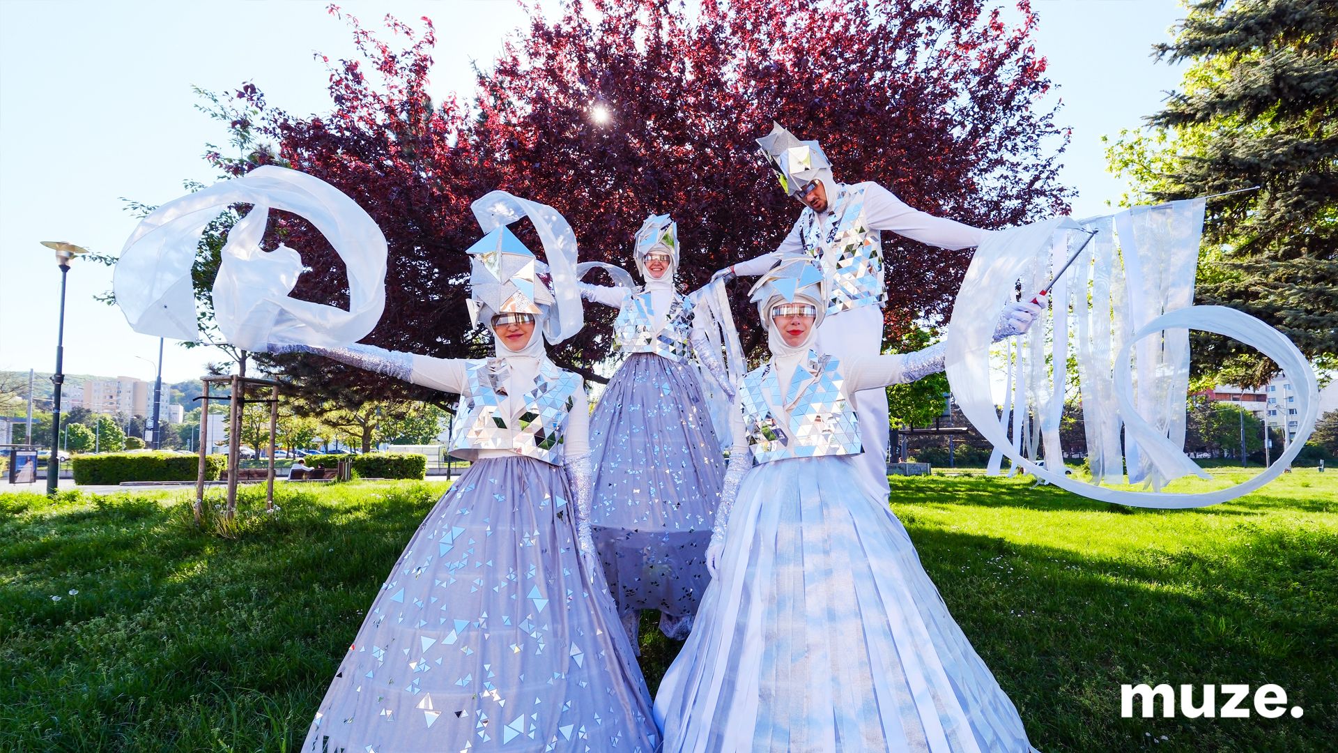 3107-Roaming White Crystal Stilt Walkers & Dancers