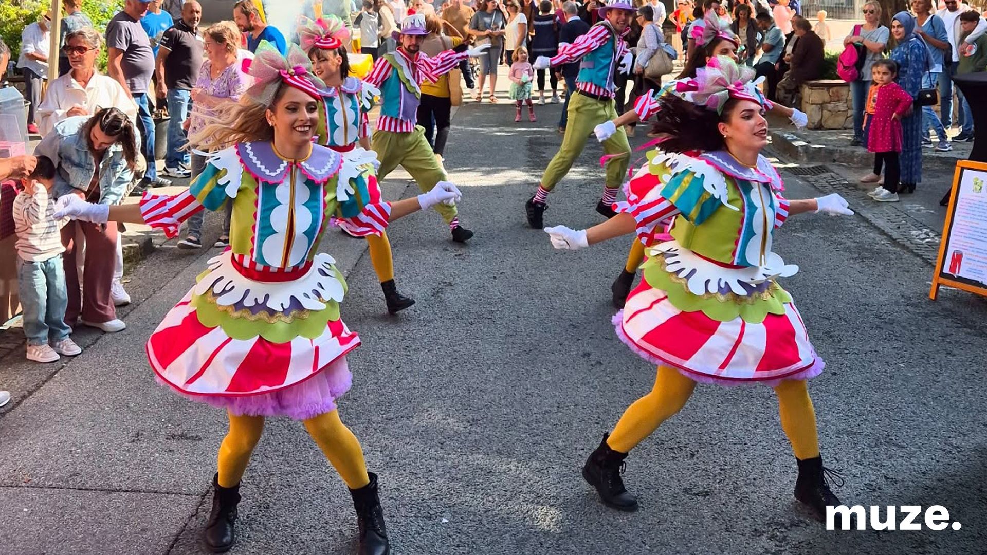 3125-Roaming Parade - Toys 3