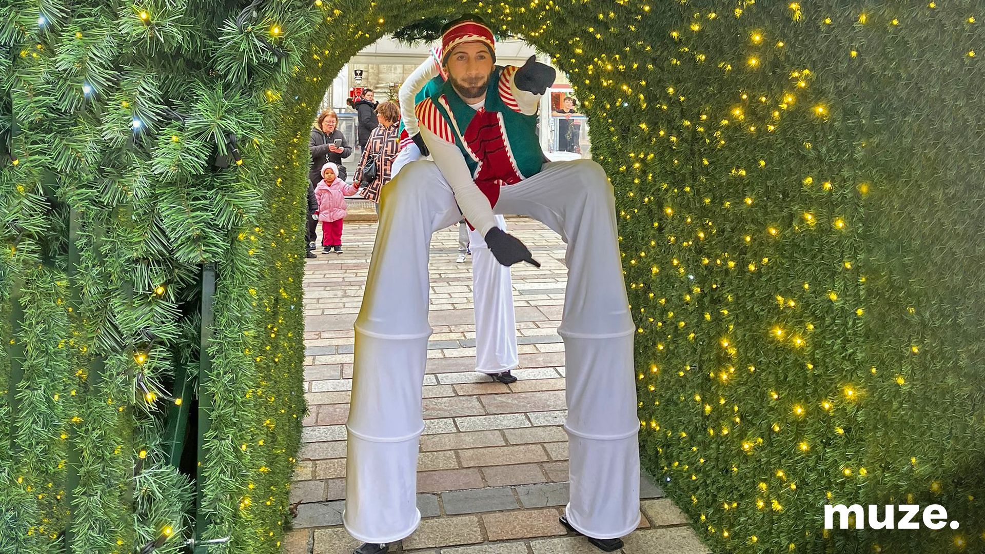 3125-Roaming Parade - White Christmas Parade 2