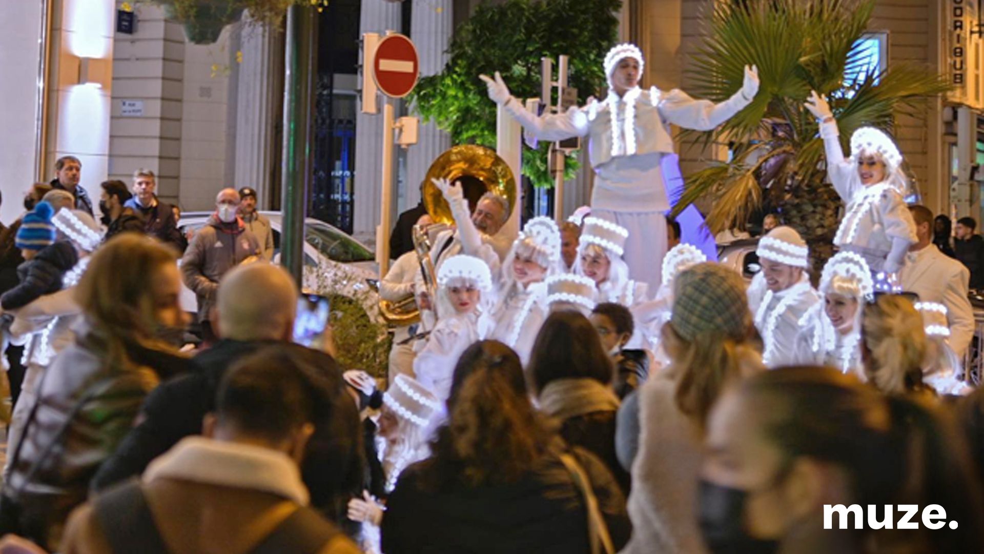 3125-Roaming Parade - White Christmas Parade