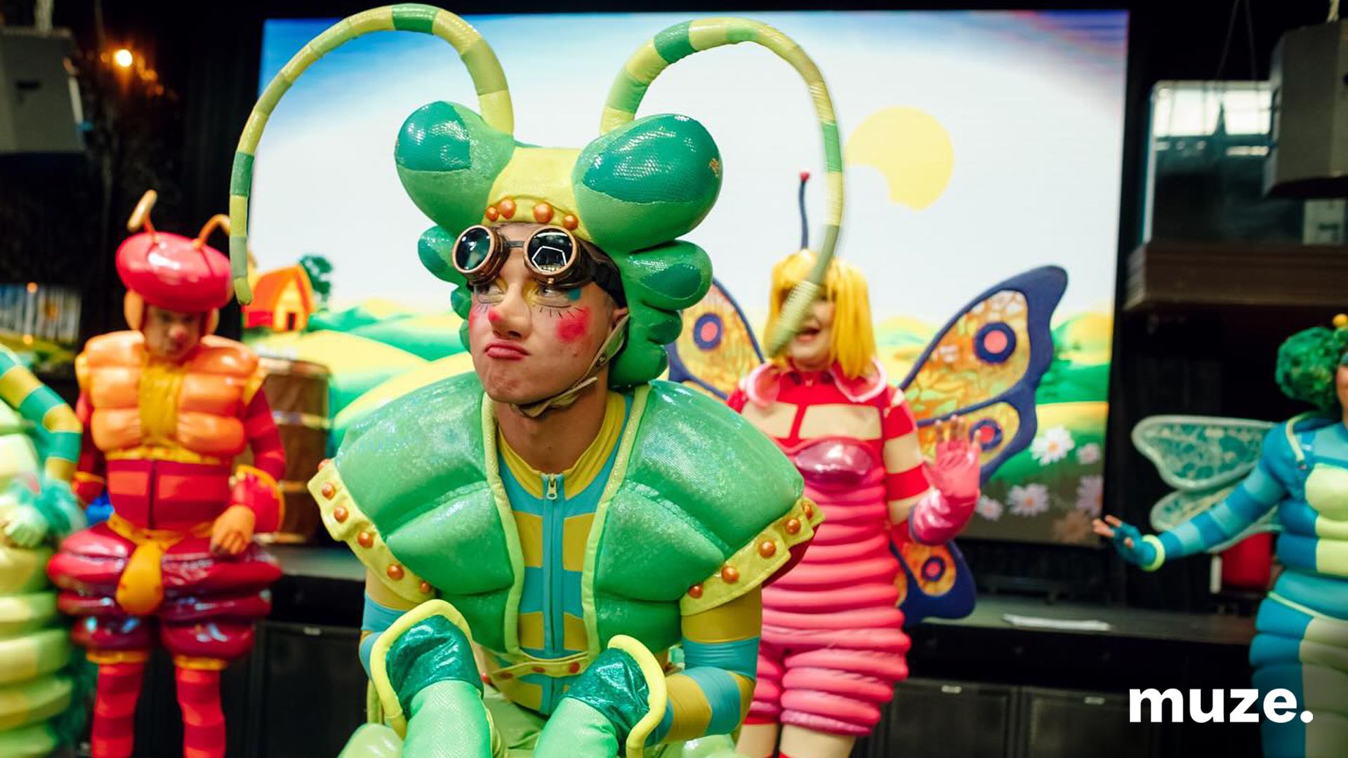 3178-Roaming Characters - The Ball of Insects 2